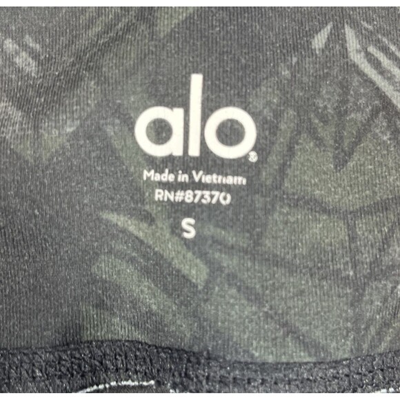 Alo Women's Small Green Geometric Capris Yoga Leggings - Picture 3 of 7